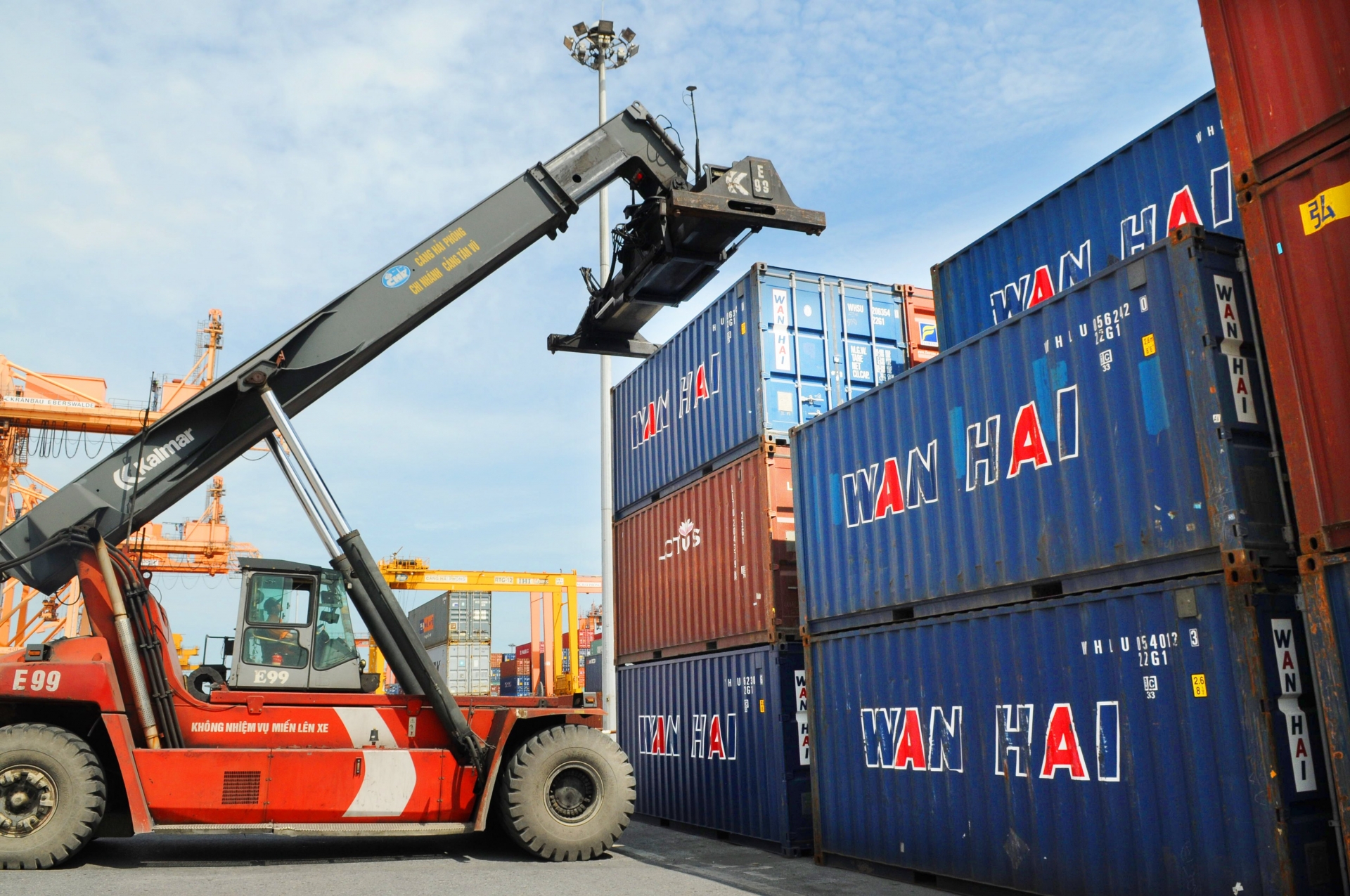 Global supply chains Risks and opportunities