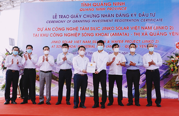 Lãnh đạo BQL Khu Kinh tế Quảng Ninh trao giấy chứng nhận đăng ký đầu tư cho đại diện Công ty TNHH Công nghệ Jinko Solar Việt Nam