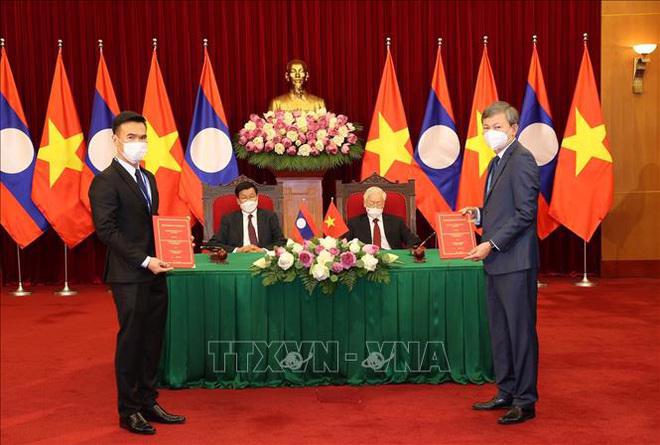 Việt Nam - Lào ký kết hàng loạt văn kiện hợp tác