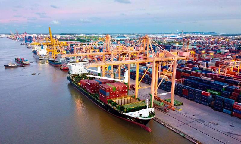 Sản lượng hàng hóa vận tải qua cảng biển lớn nhất miền Bắc khởi sắc mùa cao điểm cuối năm